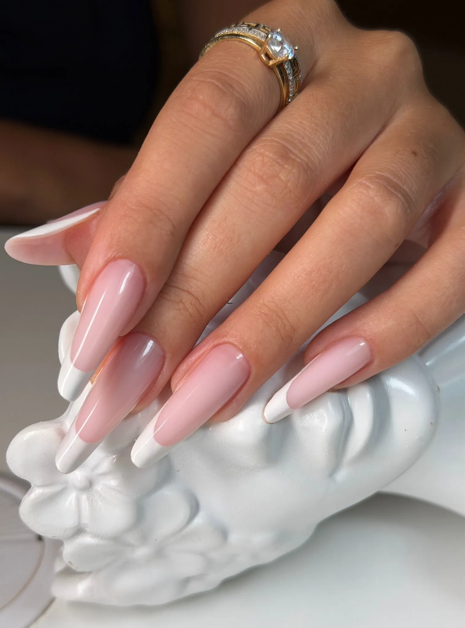 Manichiură impecabilă Elysia Beauty Lounge București