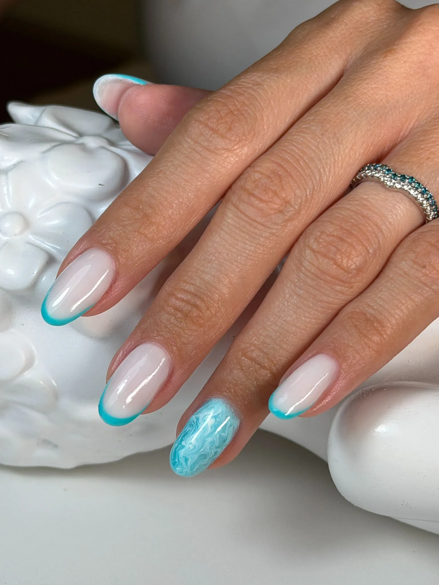 Manichiură impecabilă Elysia Beauty Lounge București