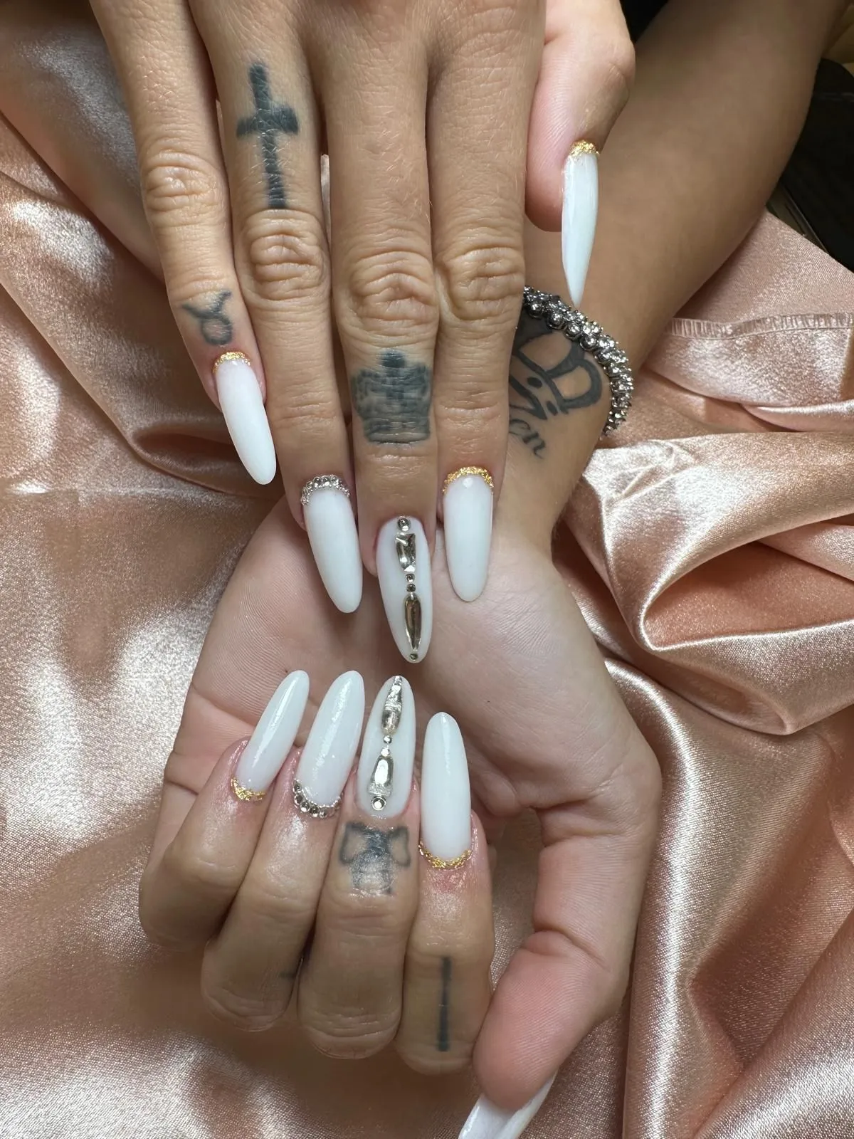 Manichiură impecabilă Elysia Beauty Lounge București
